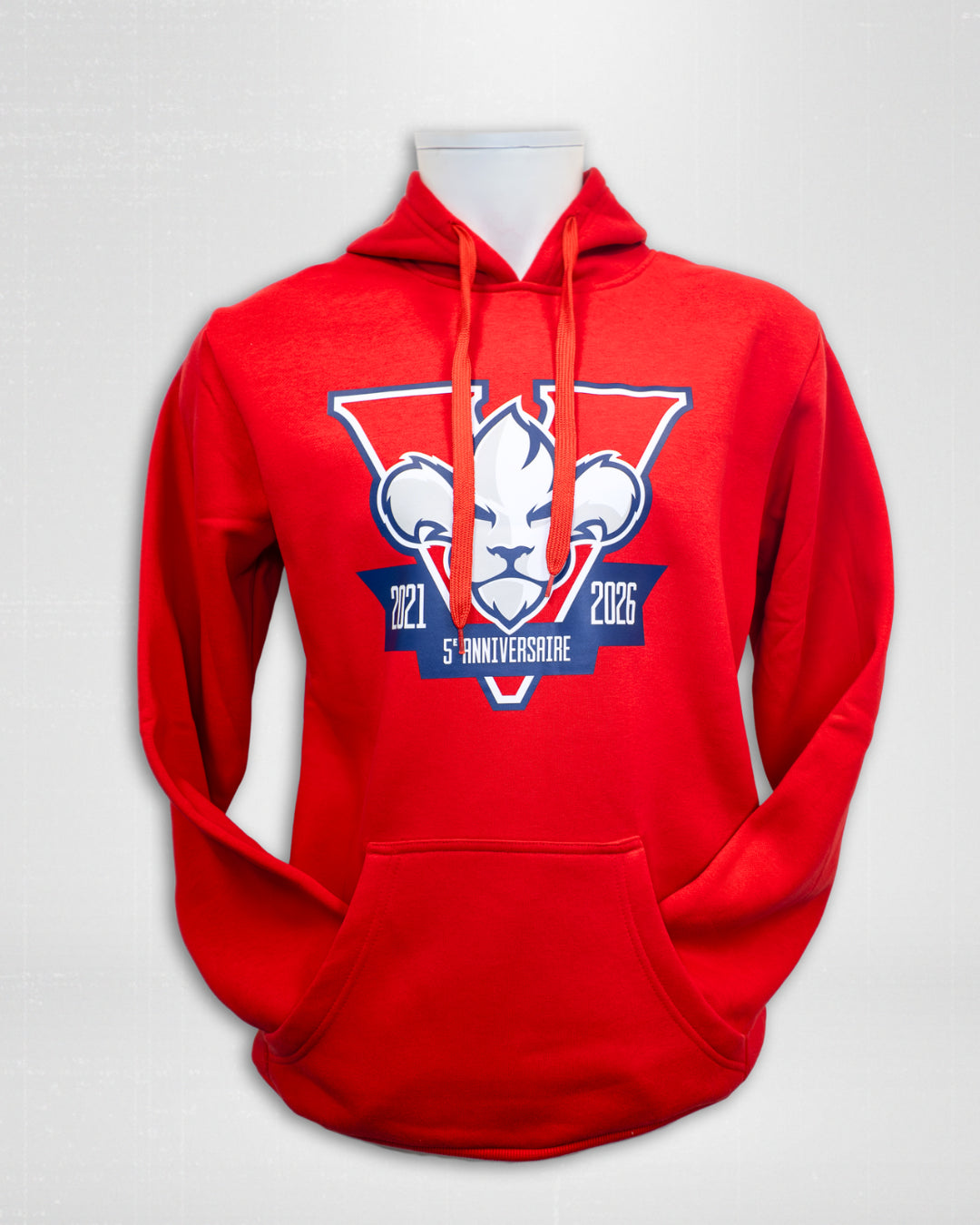 Chandail à capuchon rouge